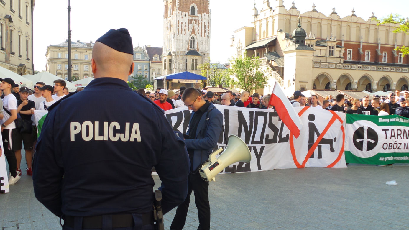 Gigantyczne siły policji zabezpieczały Marsz Równości i kontrmanifestacje w Krakowie