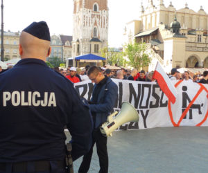 Gigantyczne siły policji zabezpieczały Marsz Równości i kontrmanifestacje w Krakowie