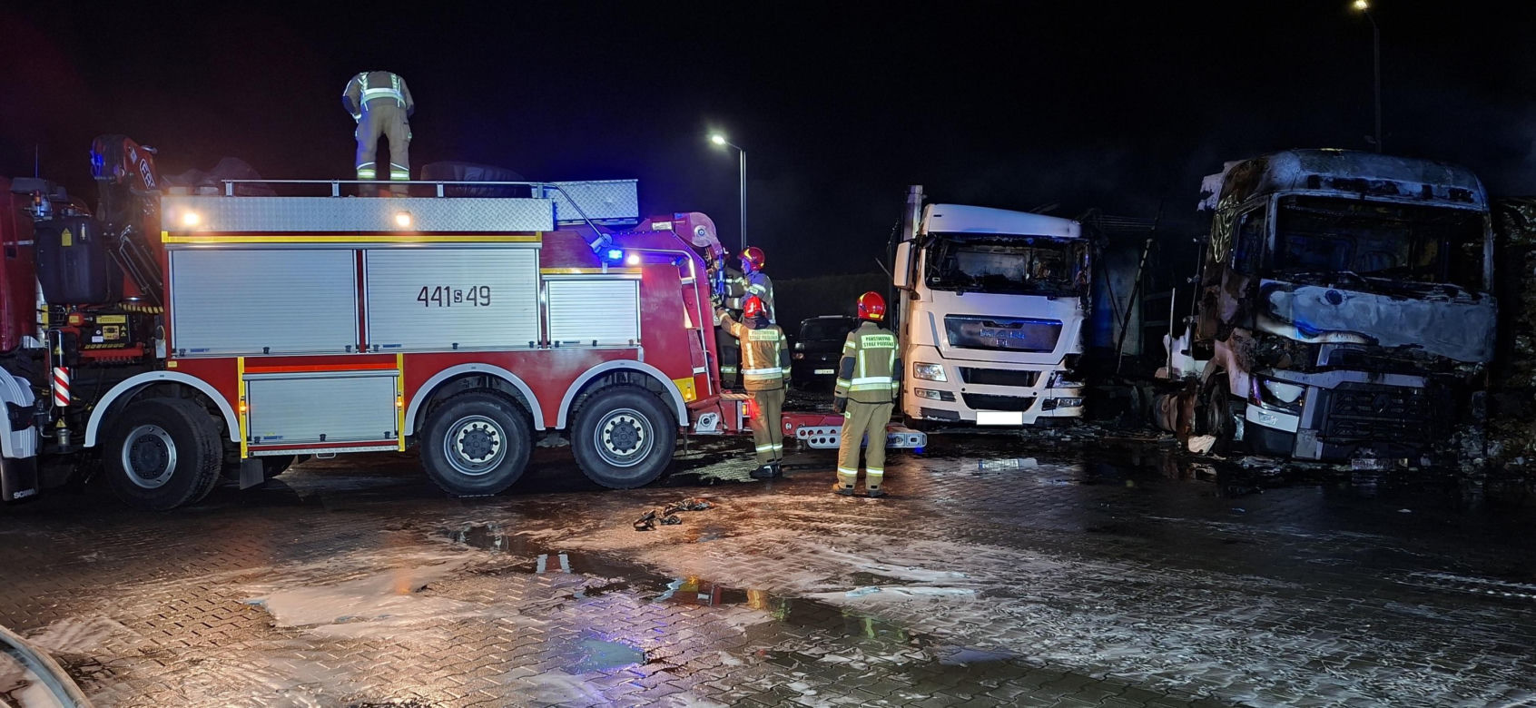 Pożar w Paniówkach. Paliły się ciężarówki na parkingu