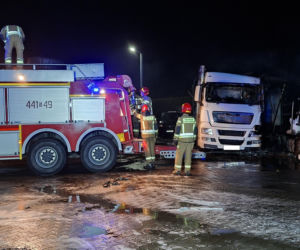 Pożar w Paniówkach. Paliły się ciężarówki na parkingu