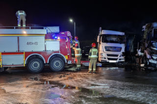 Pożar w Paniówkach. Paliły się ciężarówki na parkingu