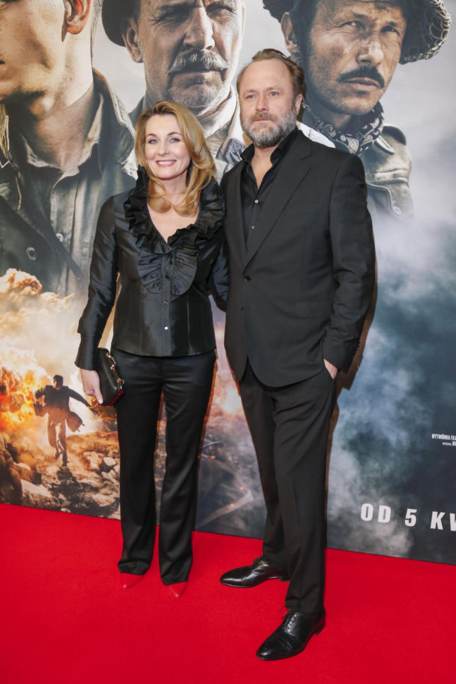 Leszek Lichota dopiero co ogłosił rozstanie. Teraz na czerwonym dywanie pozował u boku pięknej blondynki. To znana stylistka