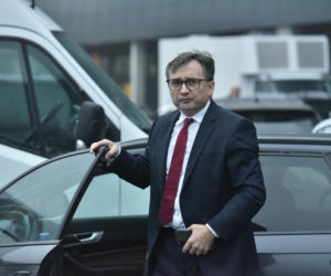 Śledczy sprawdzają, kto pomagał uciec Ziobrze. Poseł PiS: Wpław za ocean nie popłynął