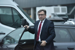 Śledczy sprawdzają, kto pomagał uciec Ziobrze. Poseł PiS: Wpław za ocean nie popłynął