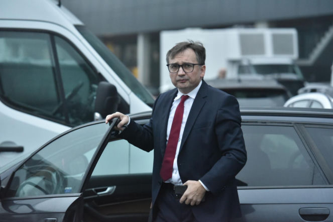 Śledczy sprawdzają, kto pomagał uciec Ziobrze. Poseł PiS: Wpław za ocean nie popłynął