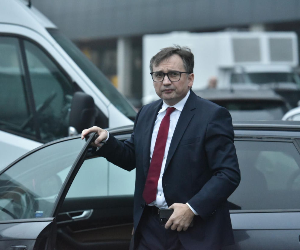 Zbigniew Ziobro wysiada z samochodu. O śledztwie w sprawie jego wyjazdu do USA przeczytasz na SE Polityka.