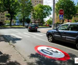 Bełchatów: Kolejne piktogramy na ulicach. Czemu mają służyć znaki naklejone na asfalcie? 