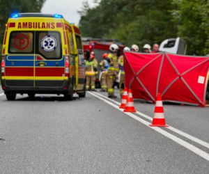 Czołowe zderzenie busa z osobówką na DK 11. Zginęła jedna osoba [ZDJĘCIA]