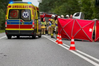 Czołowe zderzenie busa z osobówką na DK 11. Zginęła jedna osoba [ZDJĘCIA]