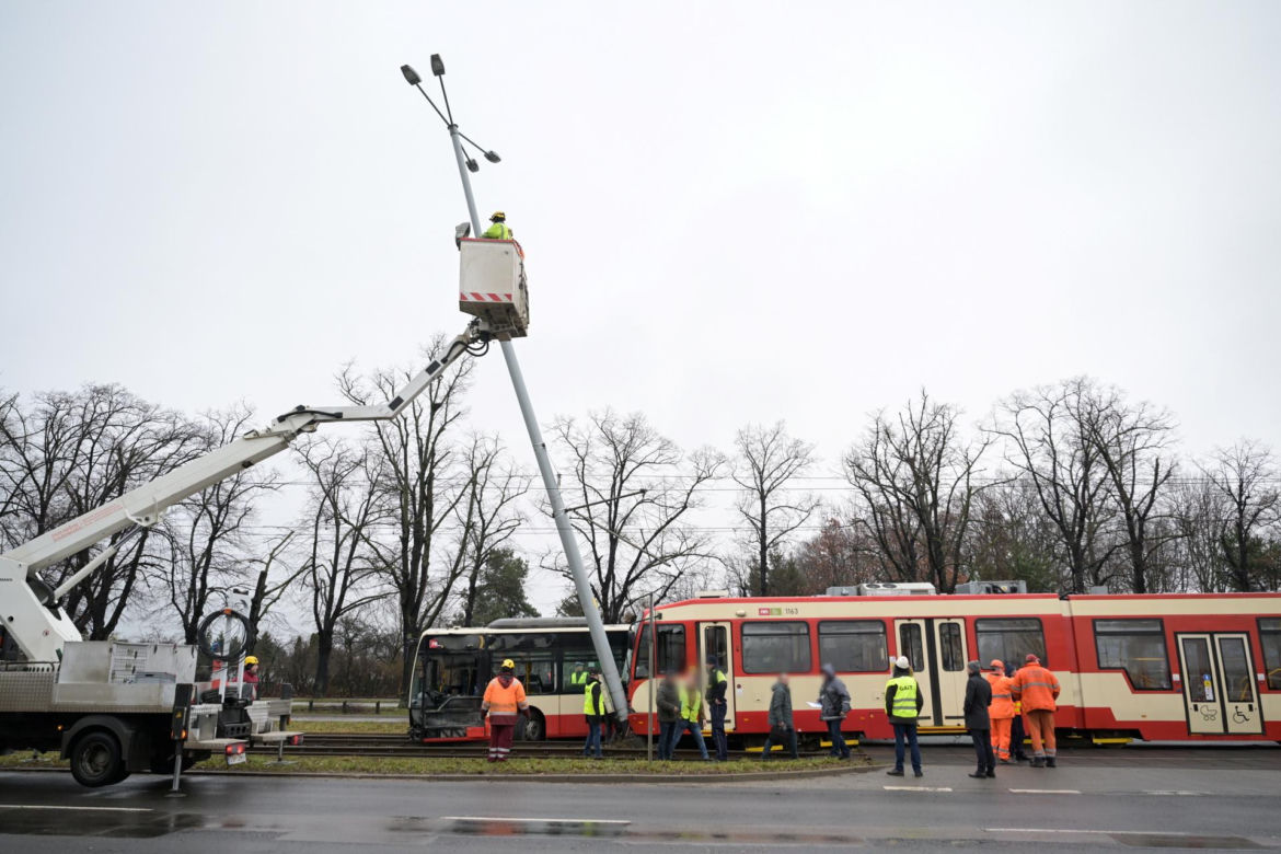 Poważny wypadek w Gdańsku. Zderzenie autobusu z tramwajem. Kilkunastu poszkodowanych