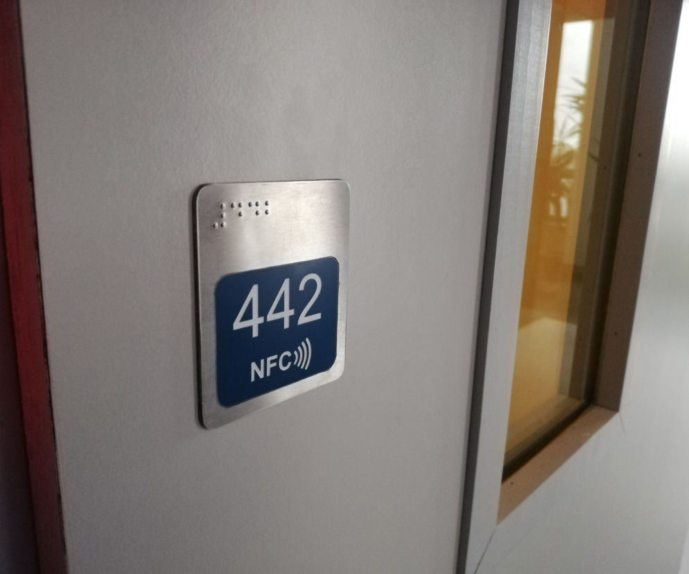 Jedna z tabliczek z systemem NFC
