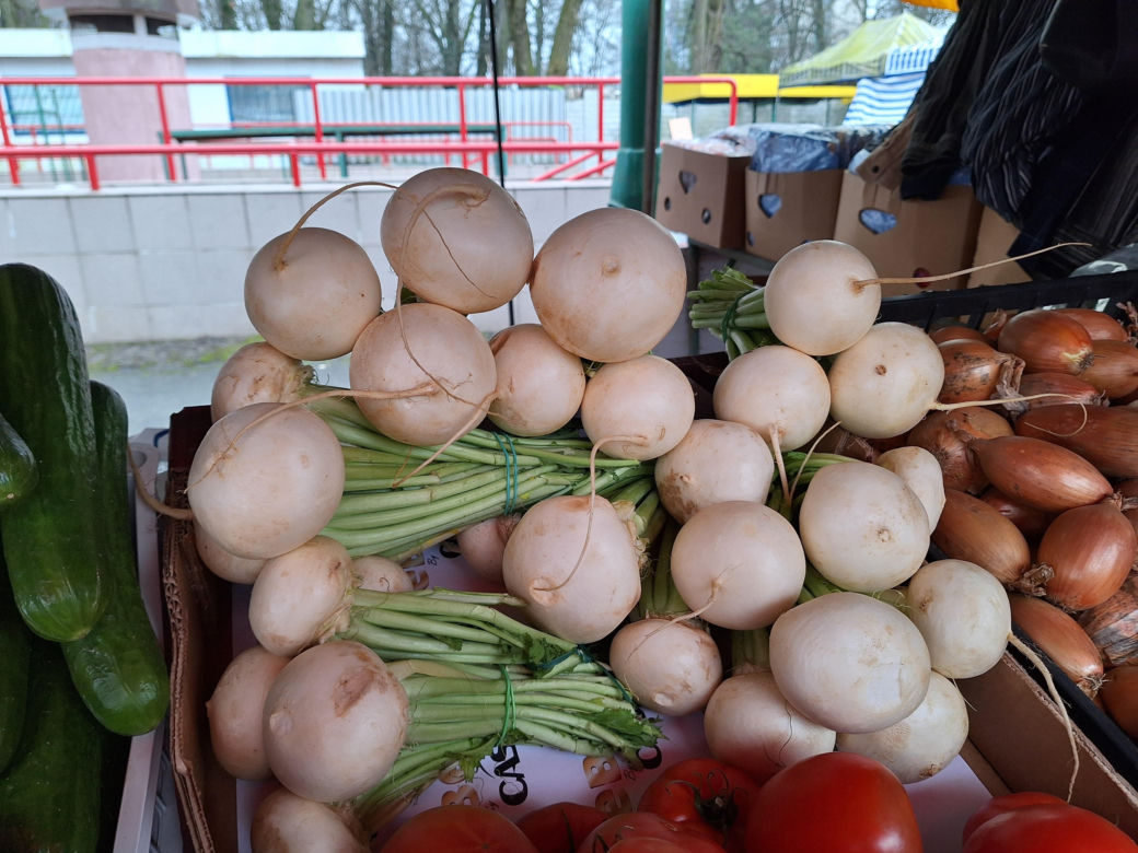Ceny nowalijek na targu w Rzeszowie. Ile kosztują świeże warzywa?