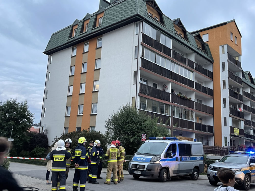 Znalazł w swojej piwnicy ogromny pocisk. Wyniósł go przed blok 