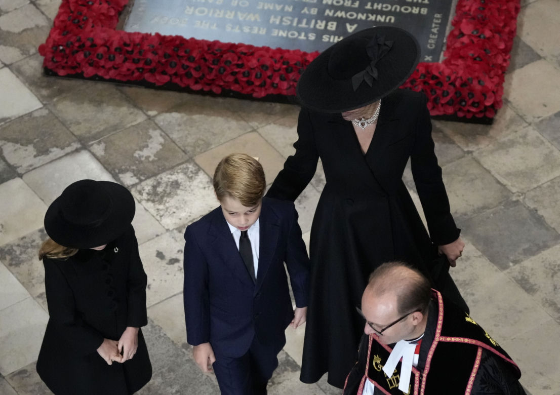 Księżniczka Charlotte i książę Jerzy żegnają ukochaną babcię. Wzruszające obrazy, trudno powstrzymać łzy
