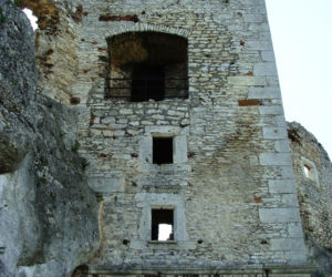 To najpiękniejszy zamek w województwie śląskim. Znajduje się w malowniczej wsi