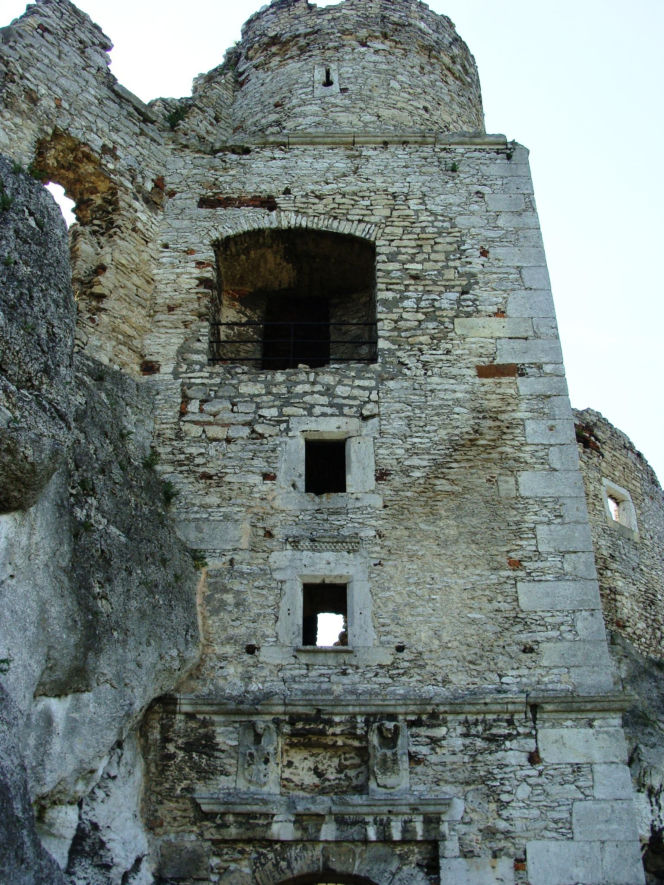 To najpiękniejszy zamek w województwie śląskim. Znajduje się w malowniczej wsi