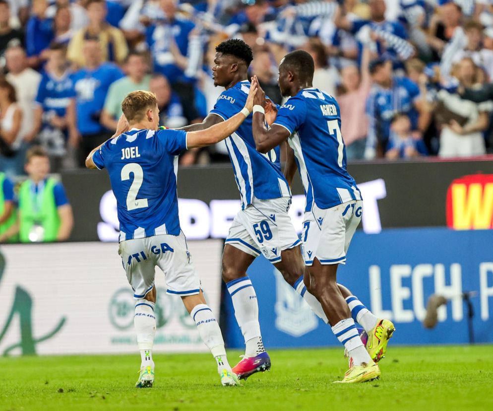 Trzej piłkarze Lecha Poznań, w tym Yannick Agnero, cieszą się z gola. O meczu z KI Klaksvik czytaj na SE Supersport.