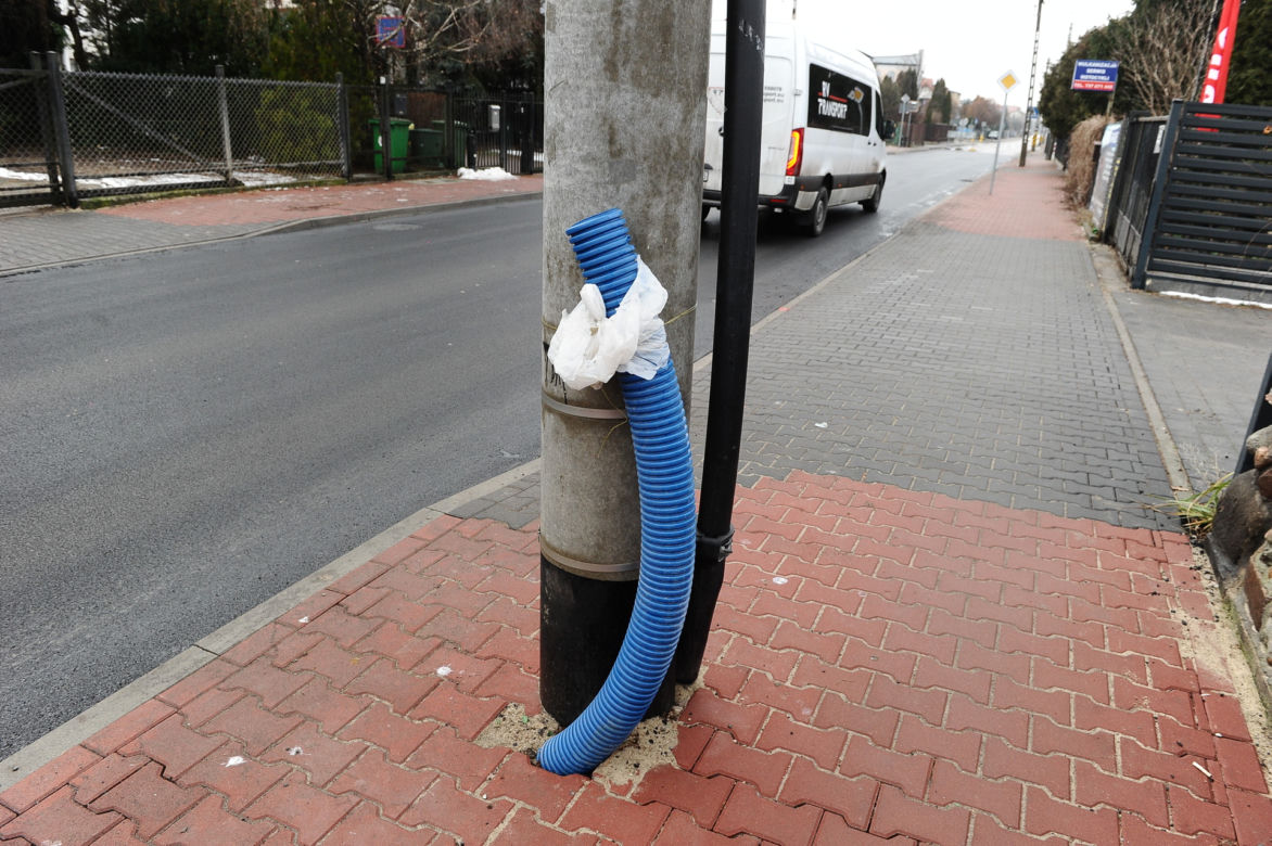 Wylali asfalt, zerwali go i znów wylali. Remont w Ząbkach jak u Bareji