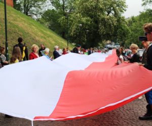 Od Bramy Floriańskiej do Wawelu: Kraków pobił rekord na najdłuższą flagę Polski! [ZDJĘCIA]