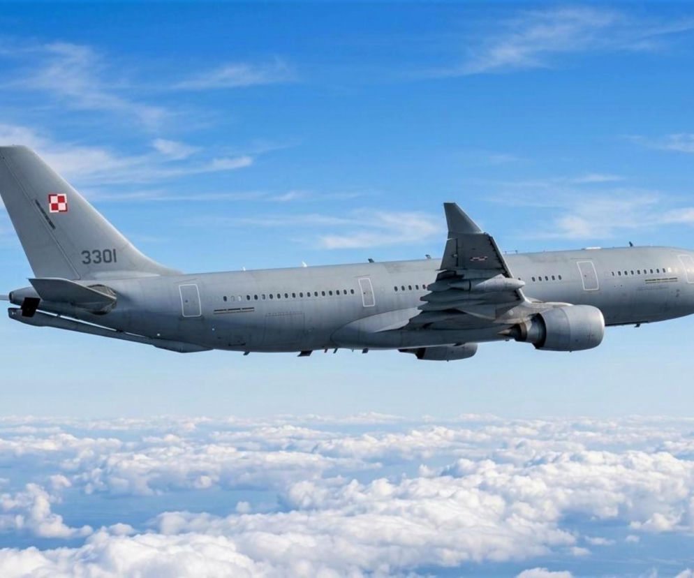 Samolot transportowo-tankujący Airbus A330 MRTT o numerze 3301 i polskim znaku rozpoznawczym na ogonie, w szarym malowaniu, leci na tle błękitnego nieba z białymi chmurami. To kluczowa maszyna dla obronności, o której więcej przeczytasz na naszym portalu.