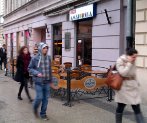 Lokale dla palaczy w Warszawie. Tutaj palenie jest dozwolone [LISTA MIEJSC]