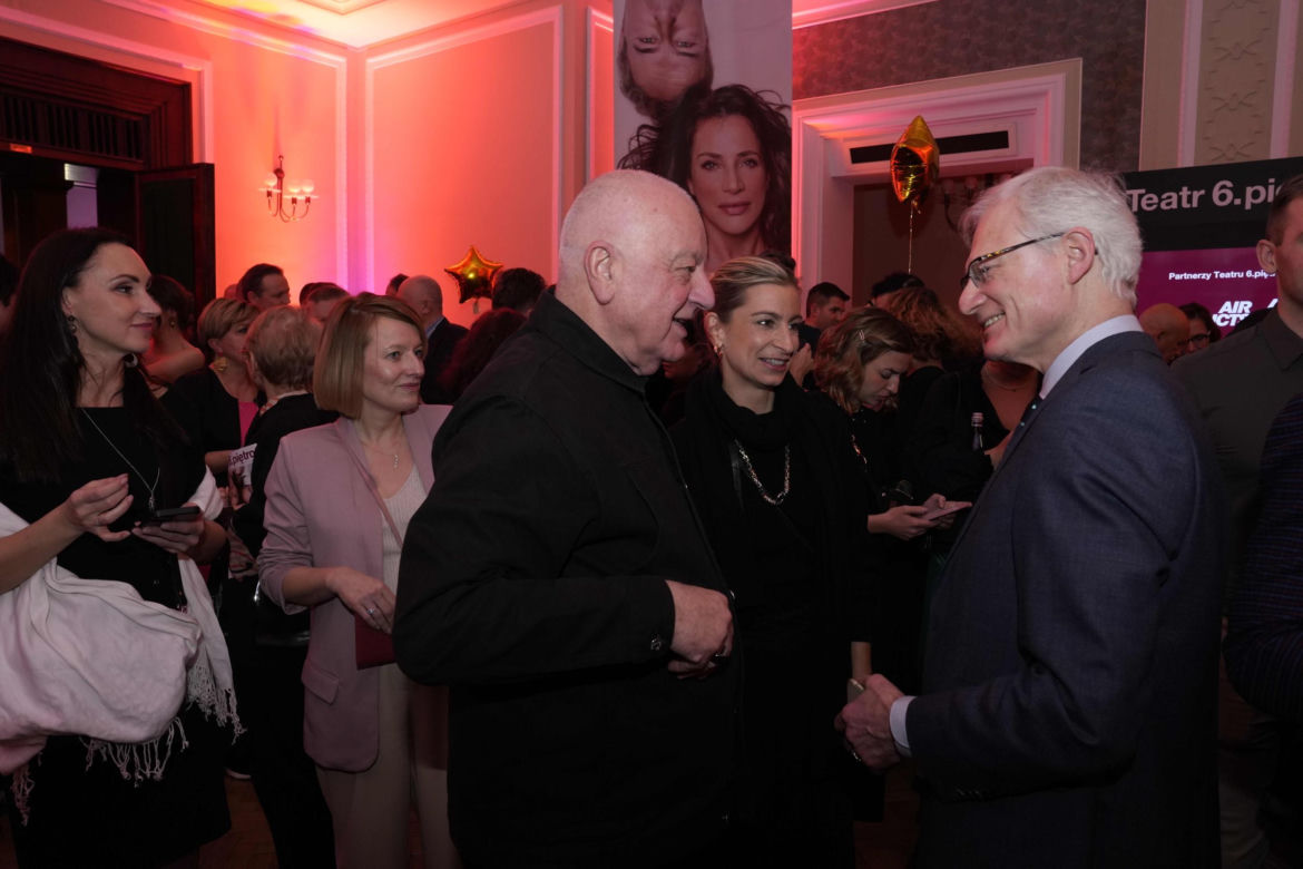 Trzaskowski wśród gwiazd. Prezydent błyszczał na premierze w Teatrze 6.Piętro