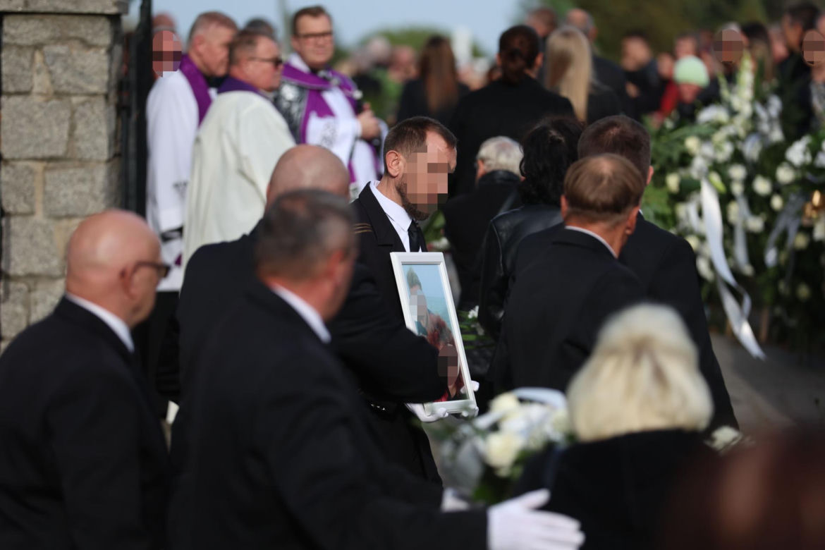 Biały miś obok urny Oliwierka rozrywa serca. Chłopiec zginął z rodzicami w tragicznym wypadku na A1