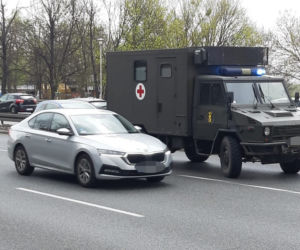 Zderzenie taksówki z ciężarówką wojskową