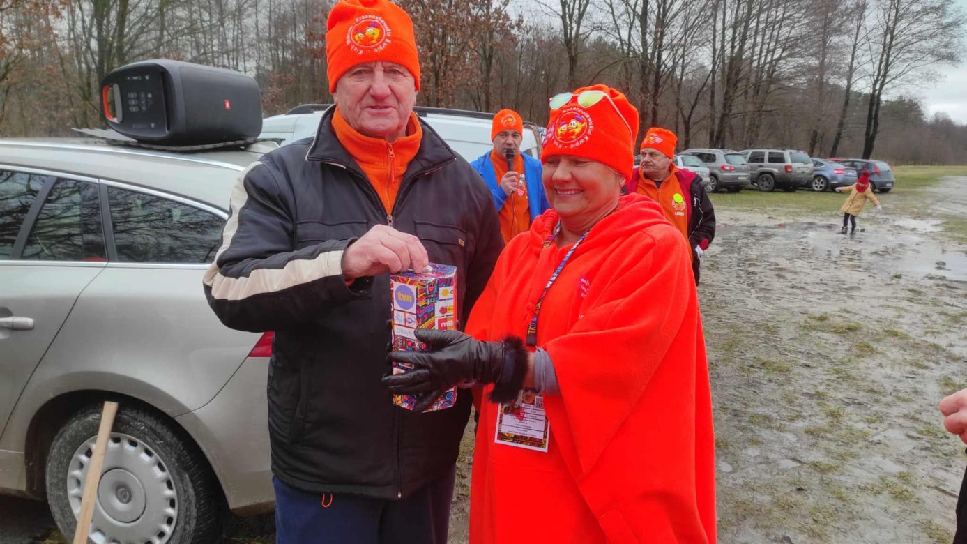 „Krasnostawskie Karpie” znów wskoczyły do zimnej wody! Zobacz, jak morsowali dla WOŚP