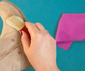 Zjedz, a resztki wetrzyj w zamszowe buty przed wyjściem z domu. Będą odporne na wodę i nie przemokną. Domowa impregnacja butów z zamszu 