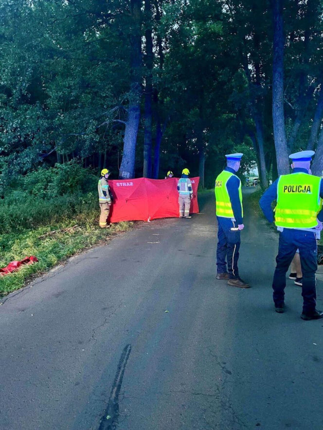 16-latek roztrzaskał się motocyklem na drzewie. Czerwony parawan w miejscu wypadku łamie serce