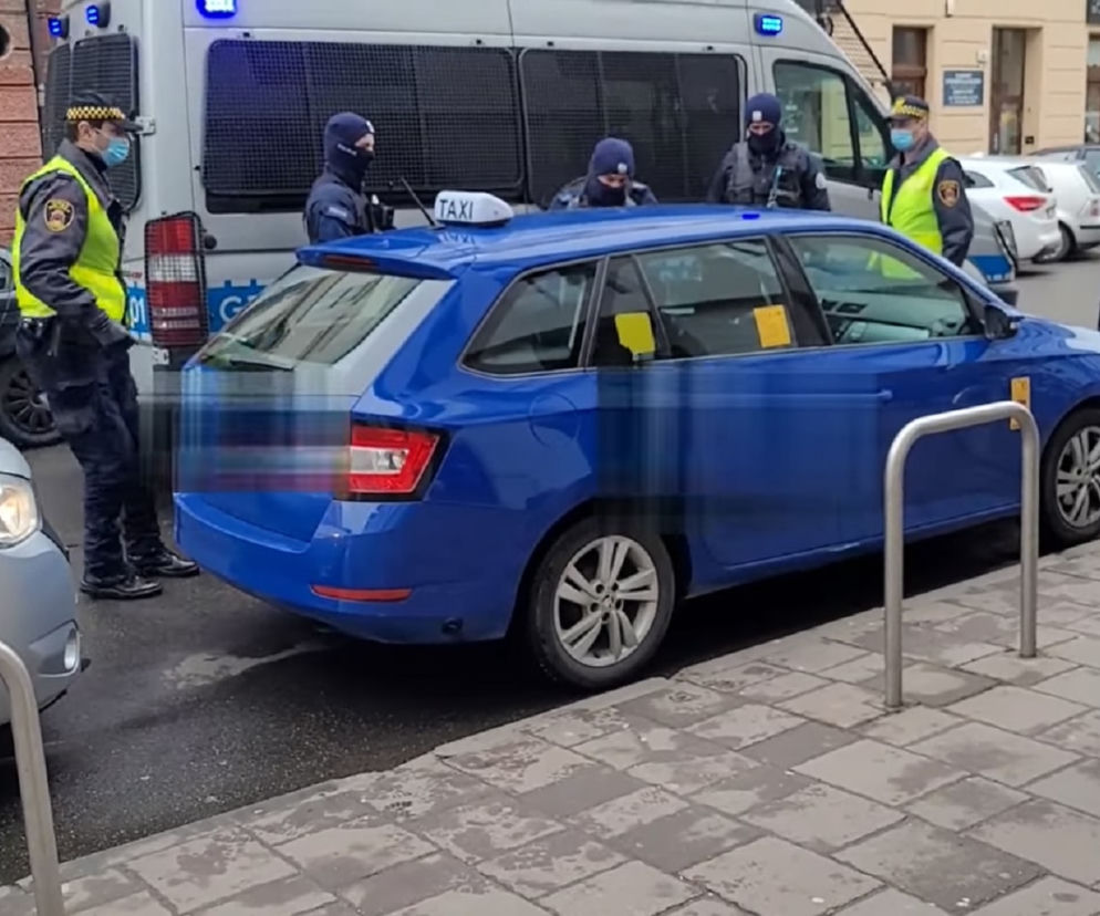 W środku Krakowa rozbili szybę i siłą wyciągnęli kierowcę. Co tam się stało?