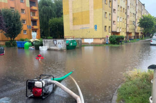 Ostrów znowu pływał! Kolejna ulewa przyniosła zalania ulic i posesji