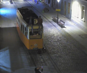 Weszli na dach zabytkowego tramwaju w centrum Bydgoszczy