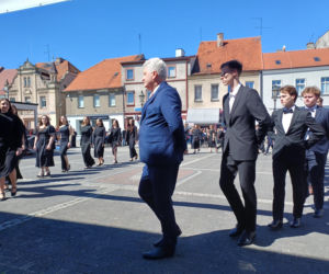 Polonez maturzystów z I LO na rynku w Ostrzeszowie