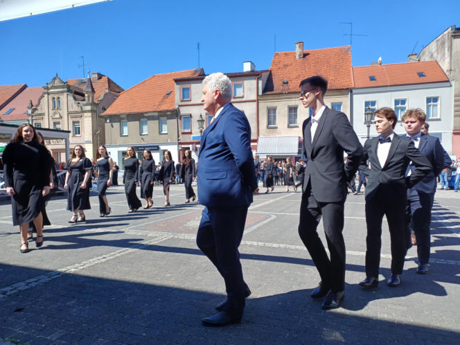 Polonez maturzystów z I LO na rynku w Ostrzeszowie