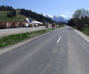 To jedna z najpiękniejszych wsi na Podhalu. Według legendy jej pierwszym sołtysem był słynny zbójnik