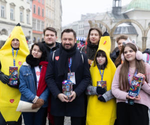 WOŚP w Krakowie. Kwestują Anna Dymna i prezydent Miszalski. Najstarsza wolontariuszka ma 100 lat