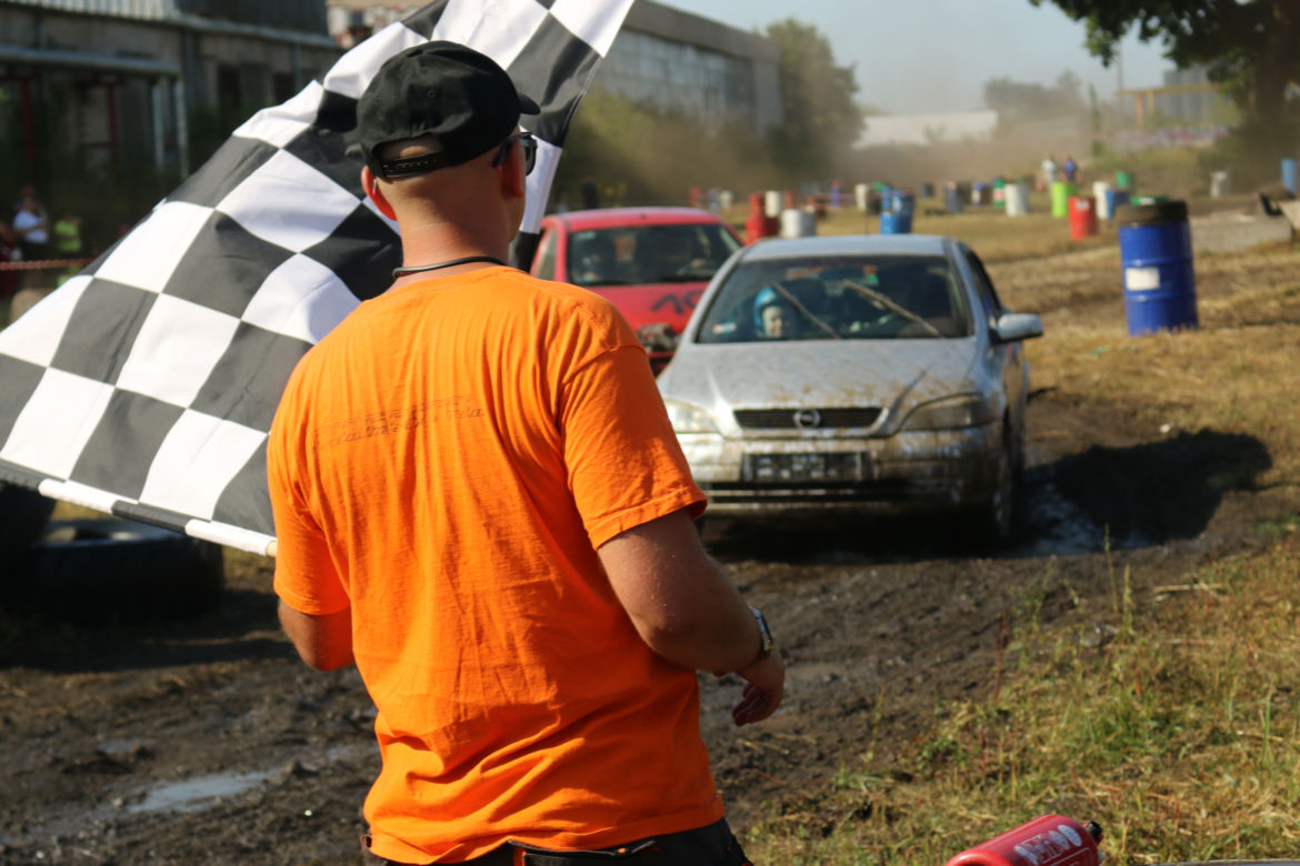 Charytatywny Wrak Race. Andrzej z Plutycz i Adam Kraśko zbierali pieniądze dla chorej Dominiki
