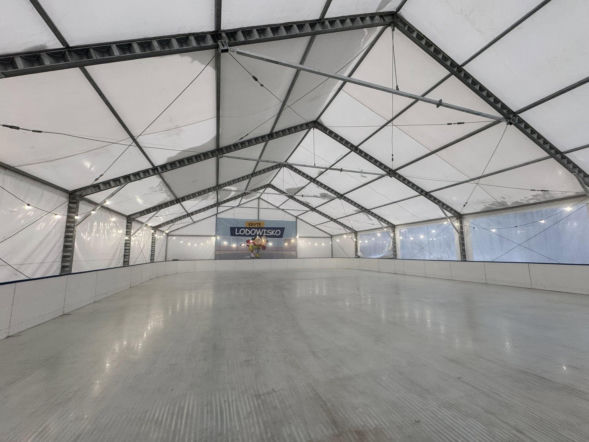 Kryte lodowisko w Starachowicach gotowe do startu! Bądź pierwszy i wjedź na taflę za 5 zł!