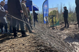 Siedleccy policjanci zasadzili drzewa w Golicach w ramach akcji „Plant a Tree – Green IPA Project”
