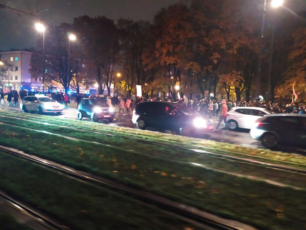 Tysiące ludzi na ulicach Warszawy. Protetsują przeciwko wyrokowi Trybunału Konstytucyjnego