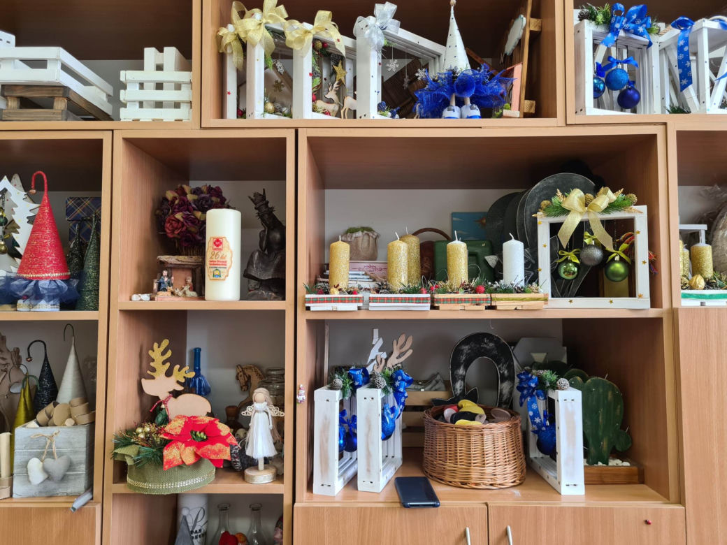 Podopieczni Caritas z Rudnika nad Sanem przygotowują ozdoby świąteczne [GALERIA]