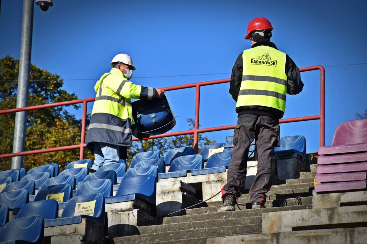 Demontaż krzesełek z północnej trybuny Stadionu Miejskiego w Szczecinie