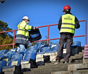 Demontaż krzesełek z północnej trybuny Stadionu Miejskiego w Szczecinie