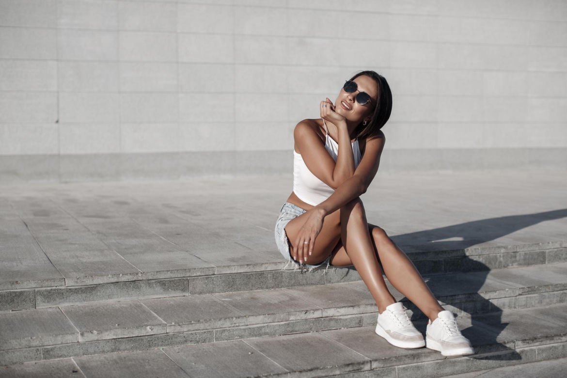 Białe sneakersy to must have w letniej garderobie. Z czym je łączyć, żeby wyglądać jak prawdziwa it-girl?