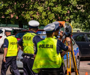 Tychy: Znów ta hulajnoga! 9-latek wjechał wprost pod samochód. Huk niósł się przez całą okolicę