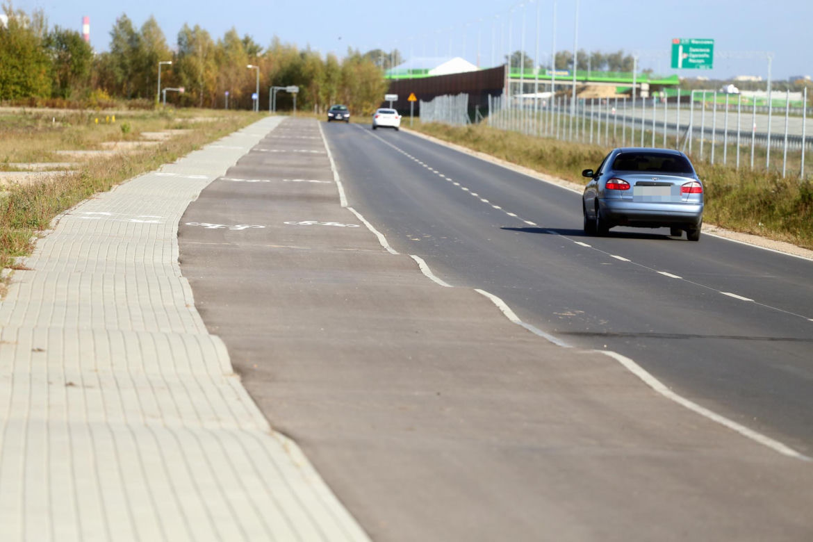 Droga dla rowerów, po której nie da się jeździć!? Kuriozalna sytuacja pod Warszawą