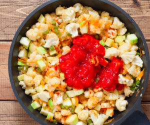 Letnie warzywa duszone w pomidorach: przepis krok po kroku