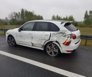 Kolizja na tarnowskim odcinku autostrady. Porsche nie dało rady ciężarówce